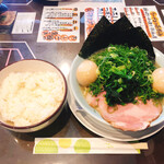 麺屋 びっぷ - 家系ラーメン(味玉､ネギトッピング)+ライス