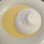 スープとカレー ボンジョルネ - スープにはミルクフォーム