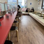 ラーメン もっけだの - カウンター、小上がり席