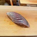 鮨 太一 - 包丁仕事捌きが鮮やかで見事な仕事の鯵　光物には山葵を入れていないようです。こちらも葱と生姜などを刻んだものを代わりに挟んでいました。それがまたなんと香ばしいことか。