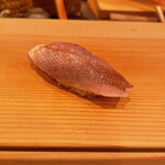 鮨 太一 - 春子　もにゅむちっとらした肉厚な食感。皮目のざらつきも楽しいね。