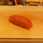 鮨 太一 - 時不知　オレンジ色を握るのは抵抗あるんですとご主人。舌ですり潰せるほど柔らかな身質。美味しければ良いじゃない。