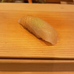 鮨 太一 - 真子鰈　
      ご主人はヒラメより鰈の方が好きだと言ってました。だって可愛いじゃないですかって。見た目かよっ笑