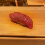 鮨 太一 - 席に着いた時に剥がしていたトロ　七日寝かせ
      室温で脂が良い加減に溶けてきたのを握る。しつこくない脂の旨味。これも美味しいね。