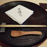 赤坂 渡なべ - セッティング。当たり前だが家紋は 駒形ナベノイズムと同じね。