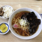 城西金ちゃんラーメン - 中華そば　麺少な目　チャーシュー抜き　キクラゲトッピング　半ライス