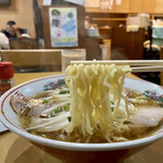 An. - 麺は中太縮れ麺。