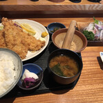お魚処 うおとも - アジフライ定食1210円とイワシ刺715円