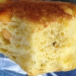 パン・オ・ルヴァン専門店　空猫十字社 - チェダーチーズとカボチャのパンの断面