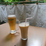 レストラン クレチュール - 飲み物はミックスフルーツジュース（数種の果物とハチミツ）と生ビール