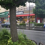 マクドナルド - 木々の間から見えるマクドナルドも素敵です。