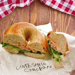 レディオベーグル - うめしそチキンベーグルサンド（530円）。プレーンベーグルをチョイス。