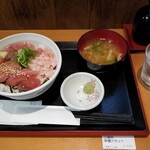 三崎市場 - 三崎丼・味噌汁セット。