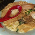 横浜家系ラーメン 長田家 - 生にんにく　ブラックペッパー投入