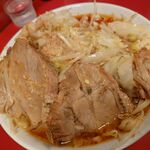 ラーメン二郎 - 豪快なブタさん！