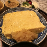 やげんぼり - 大迫力のだし巻き卵、大根おろしを添えて！
      今まで生きてきてこんなサイズは食べたことがない