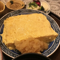 やげんぼり 赤坂店 - 大迫力のだし巻き卵、大根おろしを添えて！
                      今まで生きてきてこんなサイズは食べたことがない
