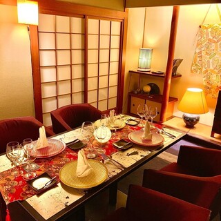 【半個室】日本家屋の雰囲気たっぷりの半個室は、お祝いや接待で人気のお席です。