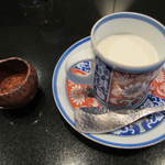 日本料理 晴山 - デザートは和三盆のブラン。横は黒かりん糖を砕いた物。