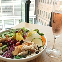 AWkitchen TOKYO 新丸ビル店 - サラダ､乾杯ドリンク(ノンアルスパークリングワイン)