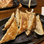 餃子酒場 鼎 - (奥)鶏なんこつ餃子(4個)、(手前)590円 シーフード餃子(4個) 590円