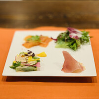 epice - ① 前菜4種盛り
                    ・スモークサーモン
                    ・海老とグリーンサラダ
                    ・地鶏と野菜のテリーヌ　※ 当店のスペシャリテ
                    ・プロシュートマンゴー