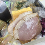 三田 菊次郎 - 添えつけの鴨肉ローストや辛味マカロニ、
            煮椎茸やいんげん卯の花和え等