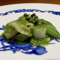 老四川 飄香小院 - 白ミル貝とヘチマの青山椒と葱の炒め
                    青山椒の爽やかな香りが鼻腔をくすぐり、緑色の彩りの美しさに釘付けです！
                    白ミル貝の水管が柔らかでコリコリとした食感、青山椒の痺れるソースに馴染んでいい味わいです。