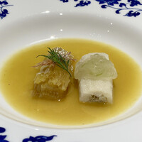 老四川 飄香小院 - 青ザメ 帆立 渡り蟹のすり身添え
                    鱶鰭の黄金スープに帆立と渡り蟹のすり身。
                    鱶鰭の食感と弾力が希少価値の高い青ザメらしさに笑みが出ます♪
                    すり身はふわりと帆立と渡り蟹の甘みと旨味に満ち溢れています。