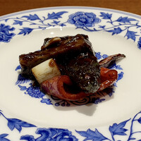 老四川 飄香小院 - 牛タンと万願寺唐辛子の炒め
                    万願寺唐辛子がセンターに黒く芳ばしく焼かれ鎮座してます！
                    味噌の甘みに万願寺唐辛子の甘味と苦味が良く合い美味しいこと！
                    牛タンも非常に柔らかで旨みがあり味噌が合います♪