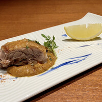 老四川 飄香小院 - 鴨の香り蒸し揚げスパイシーおからソース
                      鴨肉が肉質は弾力があり噛むと旨みが溢れ出ます。
                      おからソースが味噌とは違う味わい、複雑な味なのですが、ピリッとして蒸し揚げにした鴨との相性がとても良いのです。
                      