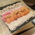 Sushi Yoshikawa - トロと卵黄の太巻き（ドラゴンボール巻き）