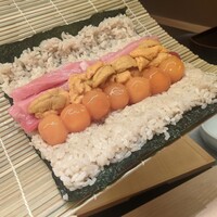 鮨よしかわ 麻布十番 - トロと卵黄の太巻き（ドラゴンボール巻き）