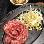 Ichio Ku - 一億特選大根おろしステーキ。アツアツの鉄板の上で好みの焼き加減にソテーして召し上がれ