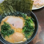 ラーメン 杉田家 - ギョーザは6個入に…