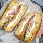 Absolute Bagels - オニオンベーグル、スモークサーモン、クリームチーズ、レタス、タマネギ。