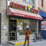 Absolute Bagels - 店舗外観。この様に二,三人ほど間を開けて店前に並び、それ以降は歩道の端に同じく改革を開けつつお行儀よく並びます。