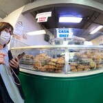 Absolute Bagels - 店内風景。ここで注文します。