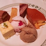 ロウリーズ・ザ・プライムリブ - ⚫デザート盛り合わせ