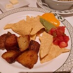 ロウリーズ・ザ・プライムリブ - ⚫トルティーヤチップとポテト