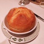 ロウリーズ・ザ・プライムリブ - ⚫焼きたてパン