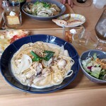 岡文吾商店 - ホタテとキノコウニクリームパスタです。