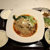 御膳房 六本木店 - 本場汁なし坦々麺
                      サラダ、スープ、ご飯、杏仁豆腐付き