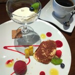 イル・トンシオーネ - ■カシスのシャーベットとティラミス、
      　オレンジの香りをつけたパンナコッタ