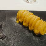 レストラン ビオス - 坊ちゃんかぼちゃのモンブラン　中にはアーモンドのメレンゲ　干しブドウのソースを添えて