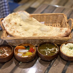 ・まつセット 1,480円/税込
          (あめ玉キーマ 、サグチキン、ブラウン野菜)