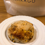 ハナカゴ - とうもろこしとバジルのパン