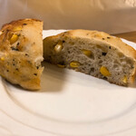 ハナカゴ - とうもろこしとバジルのパン断面