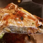 Okonomiyaki Imari - オリジナルお好みソースは酸味が立った味わいで自家製マヨネーズのコクと旨みとセットでバランスを取る感じ
                        麺は芳ばしくてほんのりパリッ感があり
                        千切りキャベツはベストな蒸し加減で、甘みもバッチリ♪