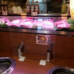牛兆 - 1階でお肉を購入できます。